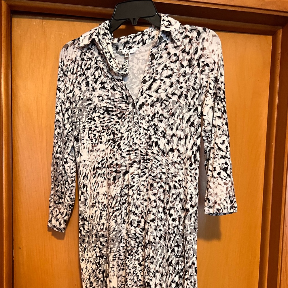 CAbi Dress. V neck. Collar. Mid length sleeve.